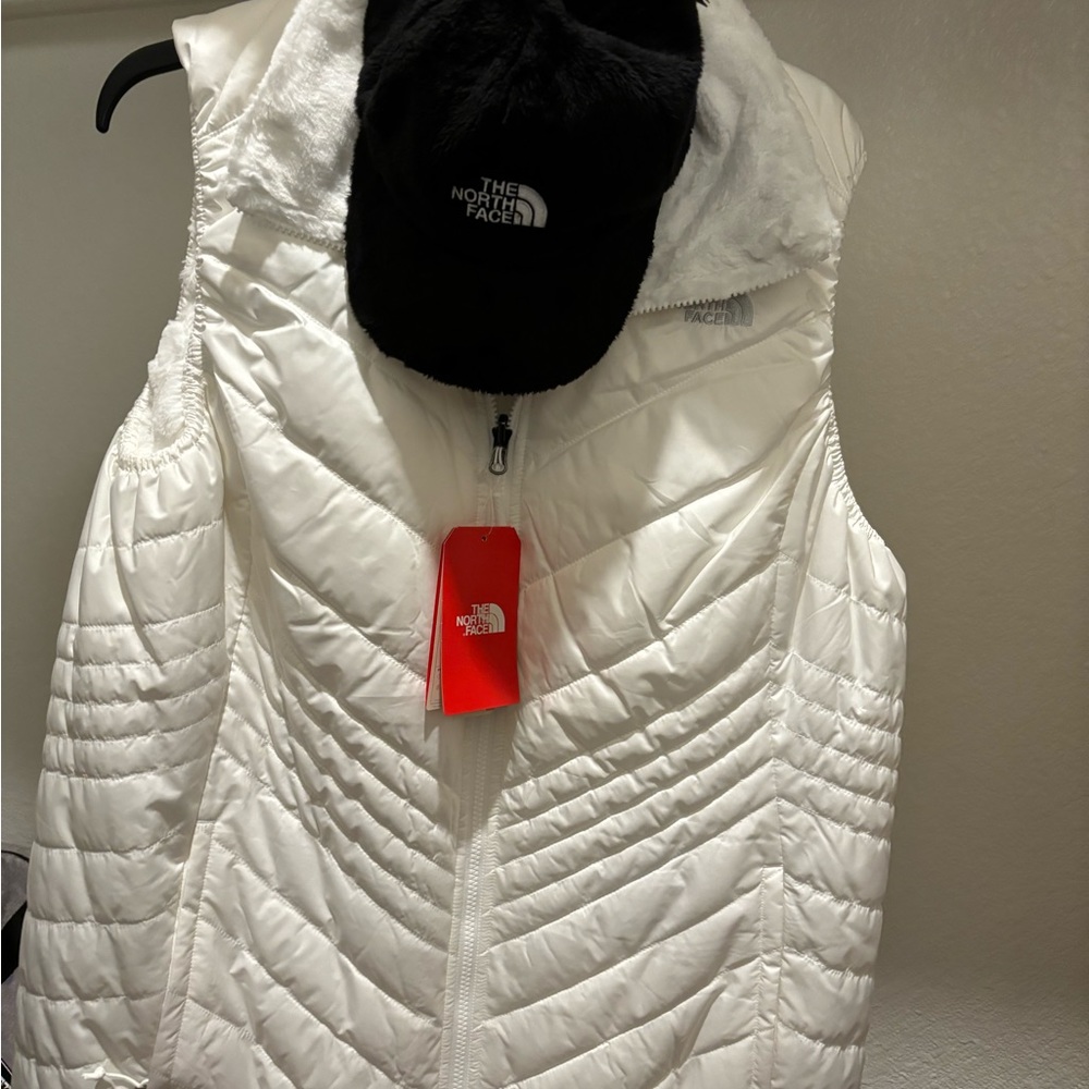 Brand New North Face Vest with two North Face Hats!!๐ค๐ค - Picture 8 of 12